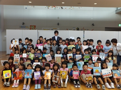 北広島西部小児童と絵本寄贈者.JPG